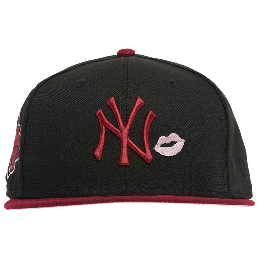 New Era New York Yankees Black/Burgundy Kiss Lips 59FIFTY Fitted Hat