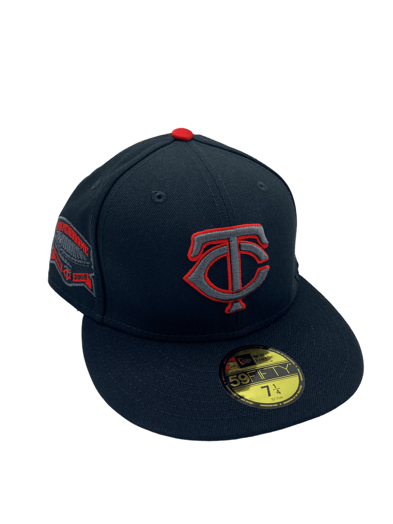 New Era Minnesota Twins Black Metallic Side Patch 59FIFTY Fitted Hat
